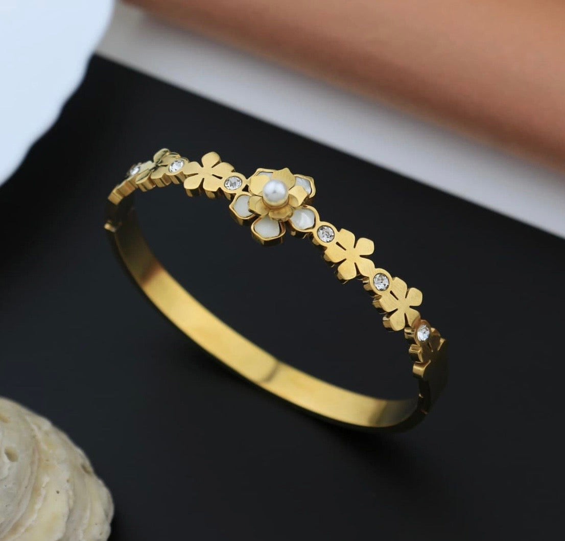 White Pure Bloom Bangle
