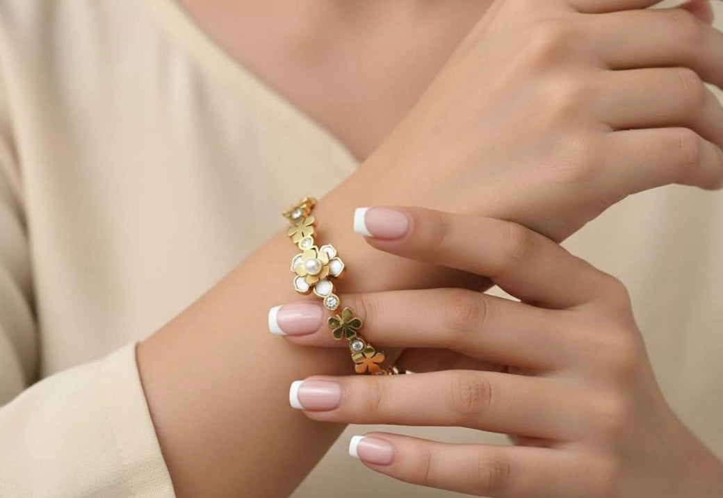 White Pure Bloom Bangle